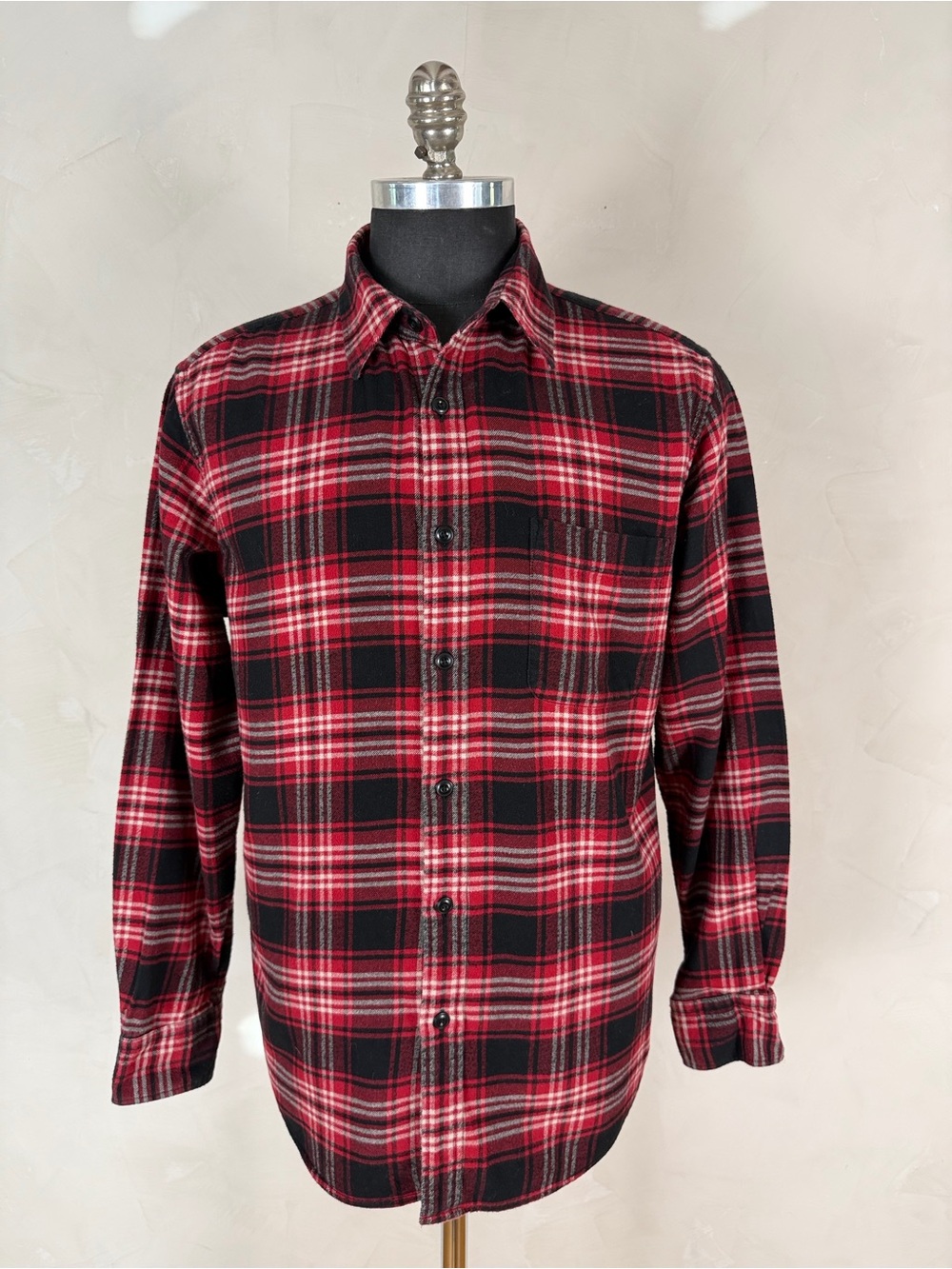 Uniqlo Men’s Large Red Black Plaid Flannel Button Down Shirt
